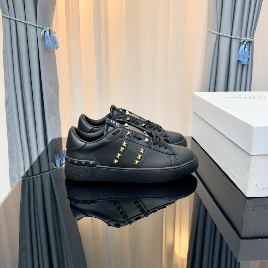 👟👟Ex-factory price 480👟👟 VALENTINO Valentino sneakers 21ss new letter sneakers white shoes lace-up sneakers Zhang Yixing's same rivet lace-up casual shoes sneakers The highest version on the market! All details are consistent with the original version. Buy the original 1:1 replica. Material: Original imported pebbled cowhide with VT original webbing. 3D printed color pattern. Inner lining: Imported cowhide lining. Cowhide foot pads. Outsole: exclusive molded T👟👟factory price U wear-resistant outsole. Strap: with rubber texture VLTN LOGO. Insole: genuine consistent rubber insole. Original box and full set of original packaging. Size: 35-40 (41🉑️Customized, non-refundable) 38-44 (45🉑️Customized, non-refundable)